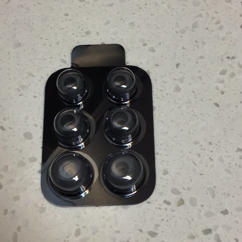 Beats Wireless Earbud Holder and 6 Replacement Ear Tips - Picture 3 of 3